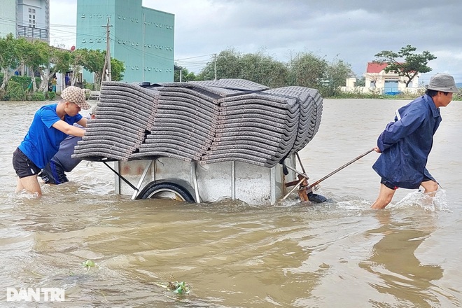 Nước lũ ngập mênh mông, đất đá bịt kín đường sau nhiều ngày mưa lớn - 1