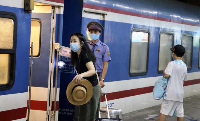 Khách bao cả toa tàu được giảm giá vé, miễn phí suất ăn, đưa đón tận nhà - 1