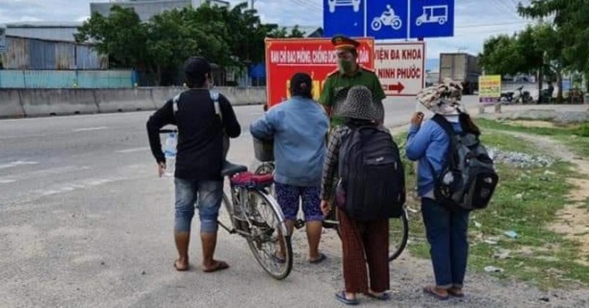 Bộ trưởng Đào Ngọc Dung với câu hỏi về 4 mẹ con đi xe đạp 1.700km về quê - 3 Bộ trưởng Đào Ngọc Dung với câu hỏi về 4 mẹ con đi xe đạp 1.700km về quê - 3