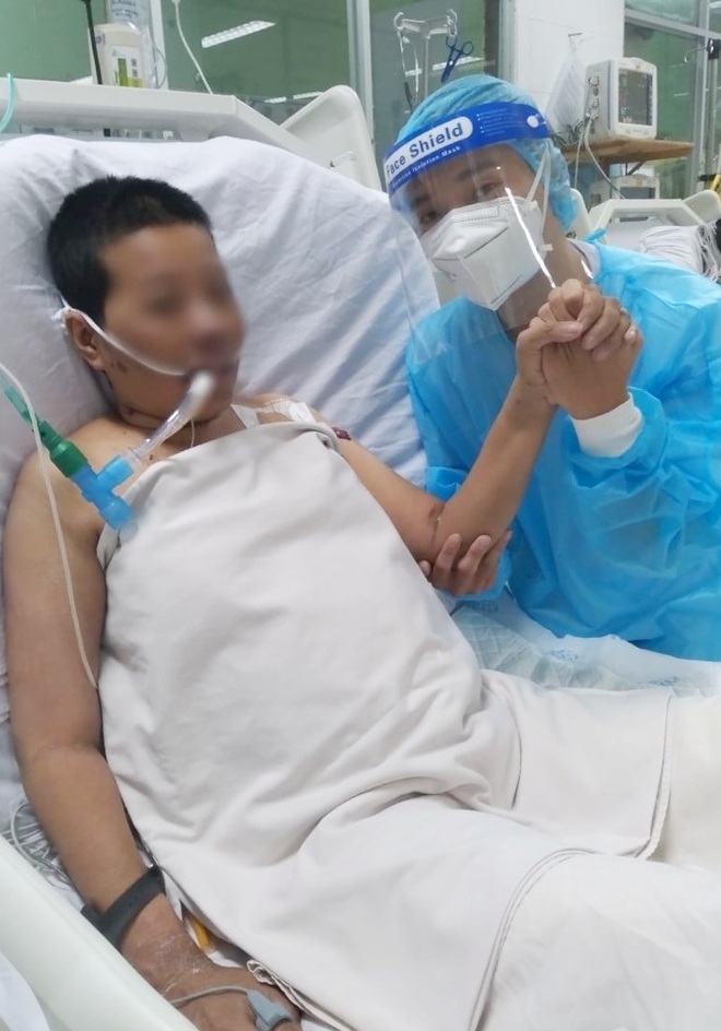 Những cuộc gọi níu mạng sản phụ mang song thai mắc Covid-19 nguy kịch - 2 Những cuộc gọi níu mạng sản phụ mang song thai mắc Covid-19 nguy kịch - 2