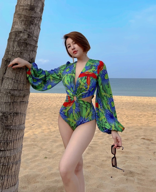 Hot girl thị phi Trâm Anh mượn cớ cổ vũ đội tuyển để quảng cáo cá độ - 2