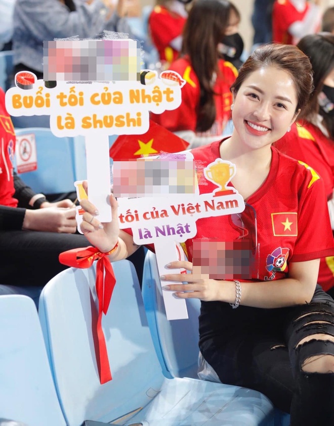 Hot girl thị phi Trâm Anh mượn cớ cổ vũ đội tuyển để quảng cáo cá độ - 1