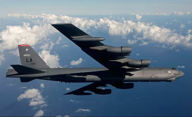 Pháo đài bay B-52 của Mỹ hỏng cánh vì lao vào hàng rào - 1