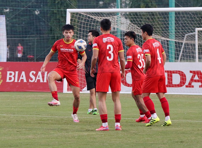 Phóng viên tác nghiệp khó chưa từng có ở AFF Cup 2020 - 2 Phóng viên tác nghiệp khó chưa từng có ở AFF Cup 2020 - 2