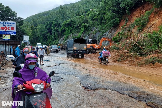 Đất, đá bất ngờ đổ ập xuống dòng xe đang chạy trên đường - 4 Đất, đá bất ngờ đổ ập xuống dòng xe đang chạy trên đường - 4