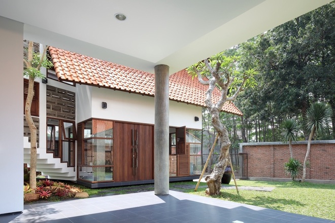 Nhà làm từ gỗ tái chế, thiết kế không tường, không vách ngăn đẹp bất ngờ - 3