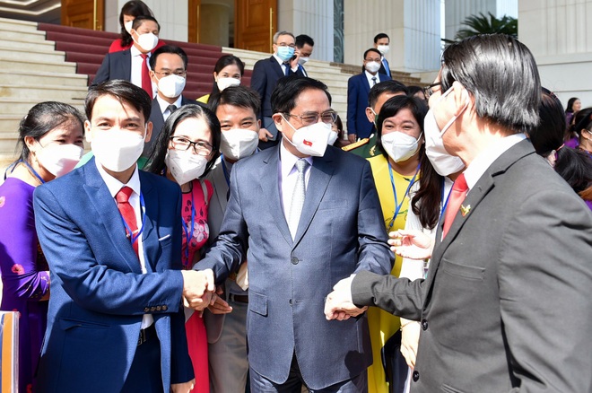 Thủ tướng Phạm Minh Chính gặp mặt nhà giáo tiêu biểu nhân ngày 20/11 - 2
