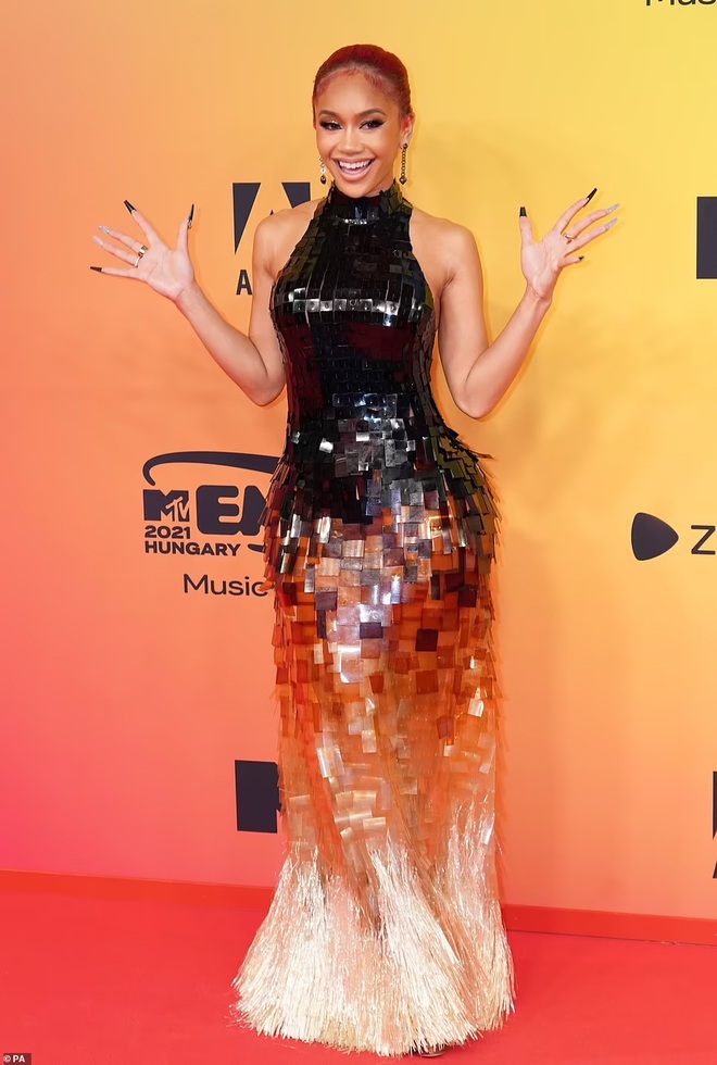 Dự giải MTV Châu Âu, ca sĩ Saweetie gây choáng khi thay 7 bộ đồ - 1 Dự giải MTV Châu Âu, ca sĩ Saweetie gây choáng khi thay 7 bộ đồ - 1