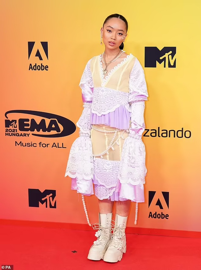 Dự giải MTV Châu Âu, ca sĩ Saweetie gây choáng khi thay 7 bộ đồ - 9