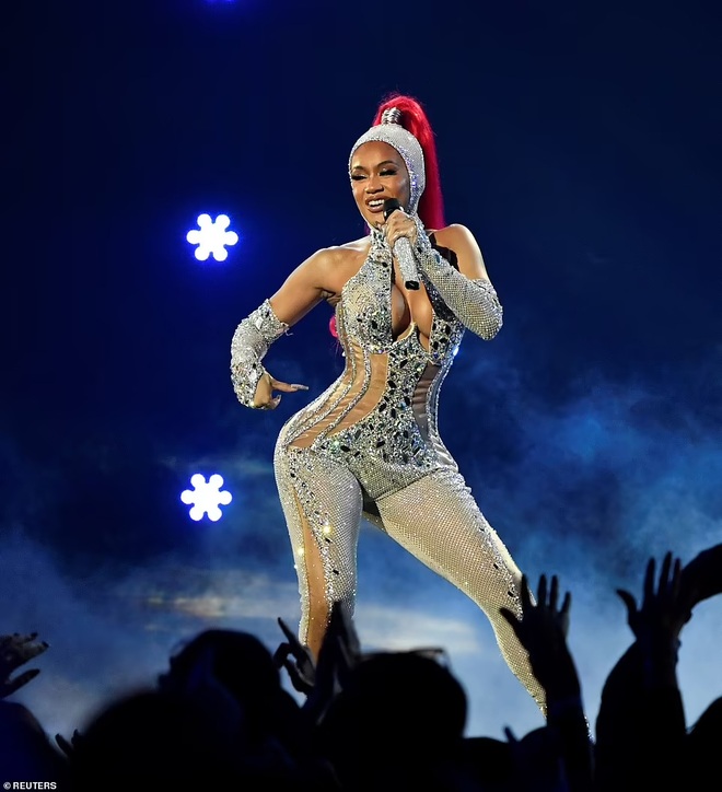 Dự giải MTV Châu Âu, ca sĩ Saweetie gây choáng khi thay 7 bộ đồ - 5