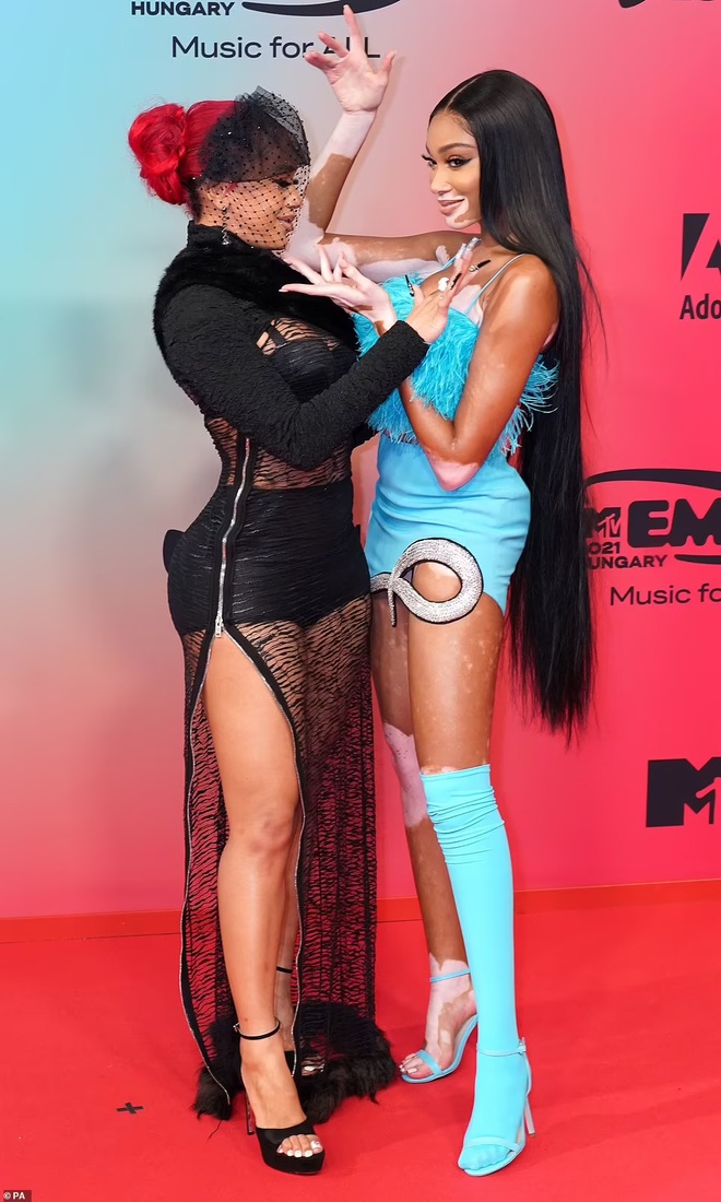 Dự giải MTV Châu Âu, ca sĩ Saweetie gây choáng khi thay 7 bộ đồ - 8