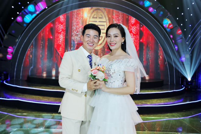 Sao Mai Huyền Trang diện đồ cưới dễ thương bên cạnh Việt Tú - 1