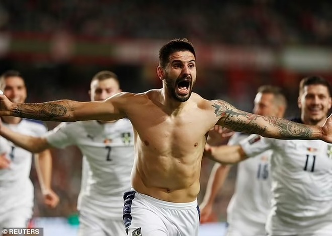 C.Ronaldo quát mắng đồng đội, khóc lặng sau trận thua Serbia - 2 C.Ronaldo quát mắng đồng đội, khóc lặng sau trận thua Serbia - 2