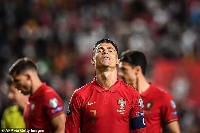 C.Ronaldo quát mắng đồng đội, khóc lặng sau trận thua Serbia - 3 C.Ronaldo quát mắng đồng đội, khóc lặng sau trận thua Serbia - 3