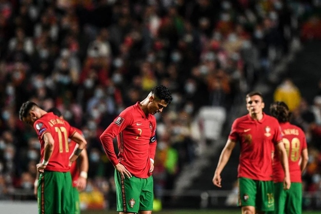 C.Ronaldo quát mắng đồng đội, khóc lặng sau trận thua Serbia - 4 C.Ronaldo quát mắng đồng đội, khóc lặng sau trận thua Serbia - 4