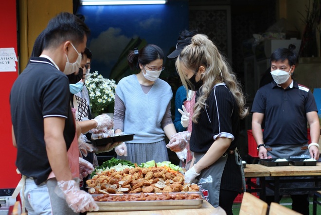 Ấm lòng những suất cơm 1.000 đồng giúp đỡ bệnh nhi ung thư ở Hà Nội - 1 Ấm lòng những suất cơm 1.000 đồng giúp đỡ bệnh nhi ung thư ở Hà Nội - 1