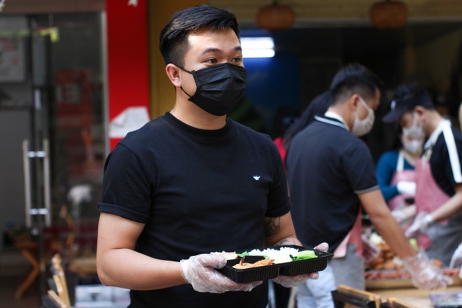 Ấm lòng những suất cơm 1.000 đồng giúp đỡ bệnh nhi ung thư ở Hà Nội - 2 Ấm lòng những suất cơm 1.000 đồng giúp đỡ bệnh nhi ung thư ở Hà Nội - 2