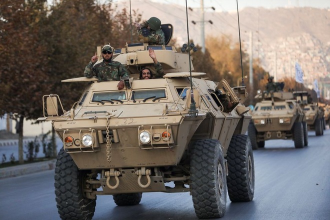 Taliban rầm rộ diễu hành bằng thiết giáp, vũ khí Mỹ ở thủ đô Kabul - 3 Taliban rầm rộ diễu hành bằng thiết giáp, vũ khí Mỹ ở thủ đô Kabul - 3