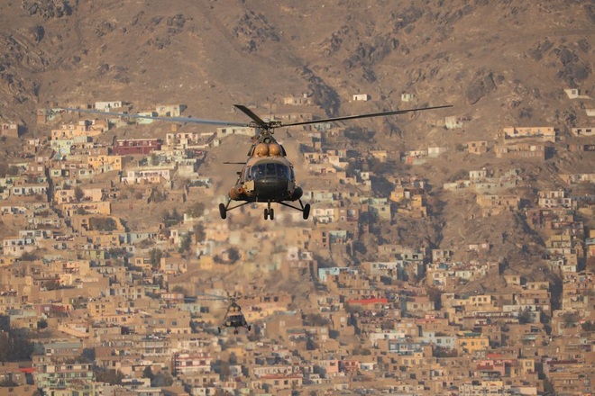 Taliban rầm rộ diễu hành bằng thiết giáp, vũ khí Mỹ ở thủ đô Kabul - 2 Taliban rầm rộ diễu hành bằng thiết giáp, vũ khí Mỹ ở thủ đô Kabul - 2