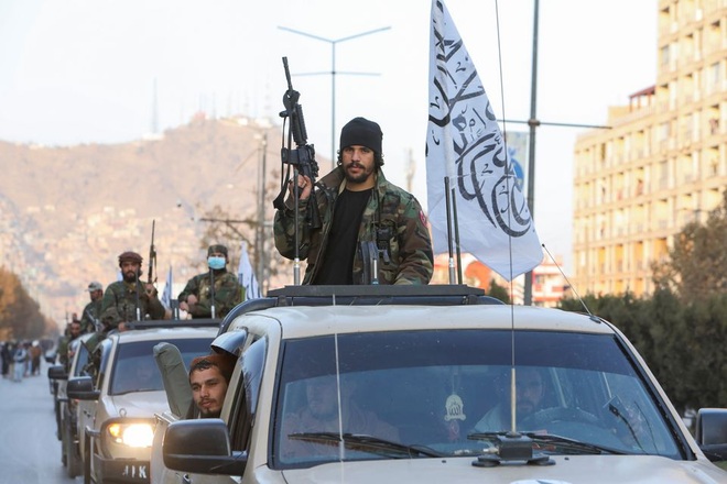 Taliban rầm rộ diễu hành bằng thiết giáp, vũ khí Mỹ ở thủ đô Kabul - 4 Taliban rầm rộ diễu hành bằng thiết giáp, vũ khí Mỹ ở thủ đô Kabul - 4