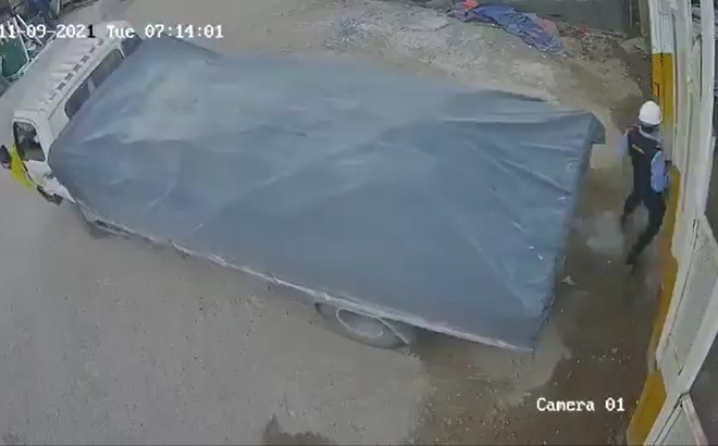 Cú lùi ẩu của tài xế xe tải suýt gây họa với người xi nhan - 1 Cú lùi ẩu của tài xế xe tải suýt gây họa với người xi nhan - 1