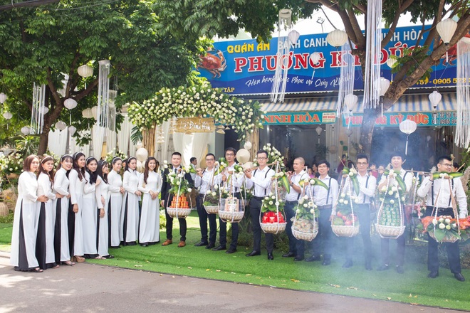 Đám hỏi đặc biệt, bưng tráp bằng quang gánh, trang trí 3500 bông sen trắng - 6 Đám hỏi đặc biệt, bưng tráp bằng quang gánh, trang trí 3500 bông sen trắng - 6