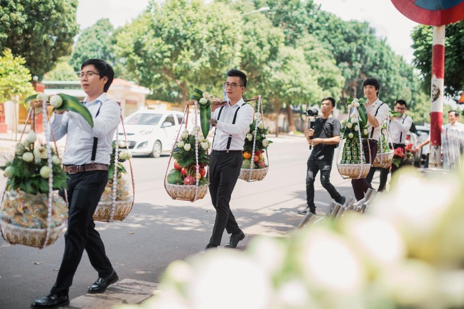 Đám hỏi đặc biệt, bưng tráp bằng quang gánh, trang trí 3500 bông sen trắng - 5 Đám hỏi đặc biệt, bưng tráp bằng quang gánh, trang trí 3500 bông sen trắng - 5