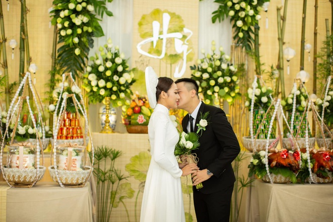 Đám hỏi đặc biệt, bưng tráp bằng quang gánh, trang trí 3500 bông sen trắng - 9 Đám hỏi đặc biệt, bưng tráp bằng quang gánh, trang trí 3500 bông sen trắng - 9