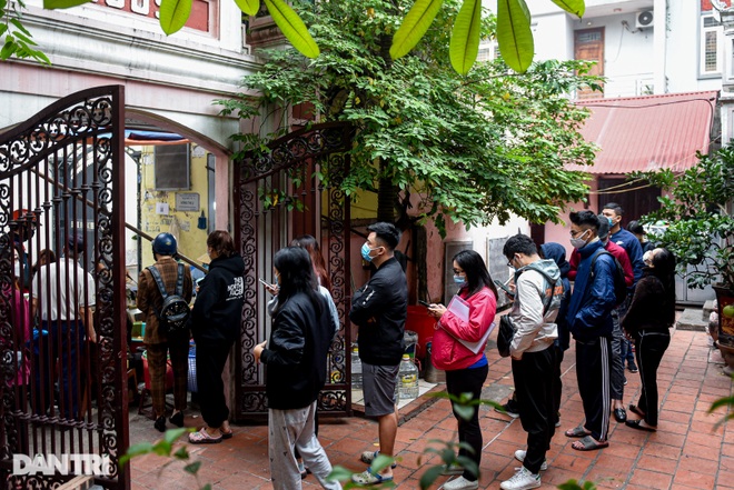 Thực khách xếp hàng san sát chờ mua bánh rán 30 năm tuổi ở Hà Nội - 7
