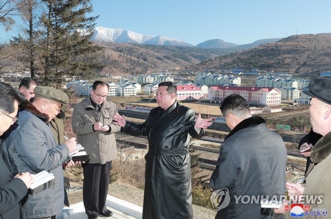 Ông Kim Jong-un tái xuất sau thời gian vắng bóng bí ẩn - 1