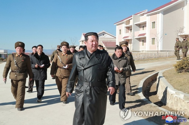 Ông Kim Jong-un tái xuất sau thời gian vắng bóng bí ẩn - 2 Ông Kim Jong-un tái xuất sau thời gian vắng bóng bí ẩn - 2