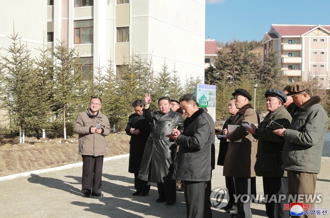 Ông Kim Jong-un tái xuất sau thời gian vắng bóng bí ẩn - 4 Ông Kim Jong-un tái xuất sau thời gian vắng bóng bí ẩn - 4
