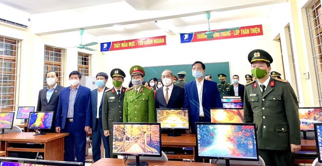 Sóng và máy tính cho em đã về đến trường khó khăn nhất huyện biên giới - 3 Sóng và máy tính cho em đã về đến trường khó khăn nhất huyện biên giới - 3