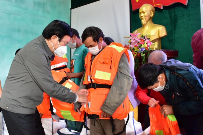 Nguyên Chủ tịch nước Trương Tấn Sang trao tặng áo phao đến ngư dân nghèo - 1