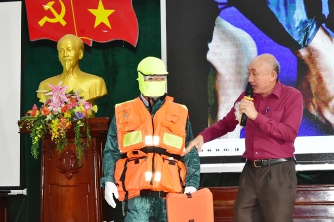 Nguyên Chủ tịch nước Trương Tấn Sang trao tặng áo phao đến ngư dân nghèo - 2 Nguyên Chủ tịch nước Trương Tấn Sang trao tặng áo phao đến ngư dân nghèo - 2