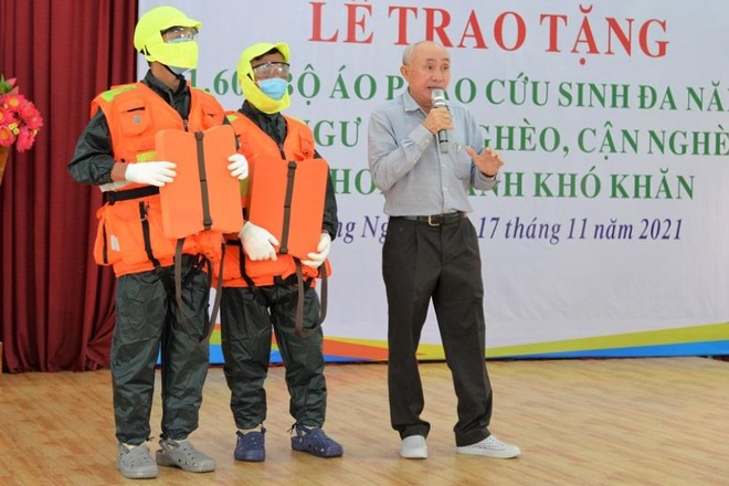 Nguyên Chủ tịch nước Trương Tấn Sang tặng áo phao đến ngư dân Quảng Ngãi - 2 Nguyên Chủ tịch nước Trương Tấn Sang tặng áo phao đến ngư dân Quảng Ngãi - 2