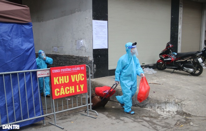 Hà Nội: Dựng rào chắn cao 2 m trước cửa UBND phường để chống dịch - 12
