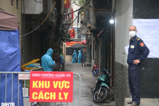 Hà Nội: Dựng rào chắn cao 2 m trước cửa UBND phường để chống dịch - 7