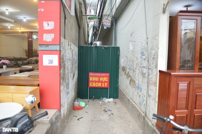 Hà Nội: Dựng rào chắn cao 2 m trước cửa UBND phường để chống dịch - 9 Hà Nội: Dựng rào chắn cao 2 m trước cửa UBND phường để chống dịch - 9