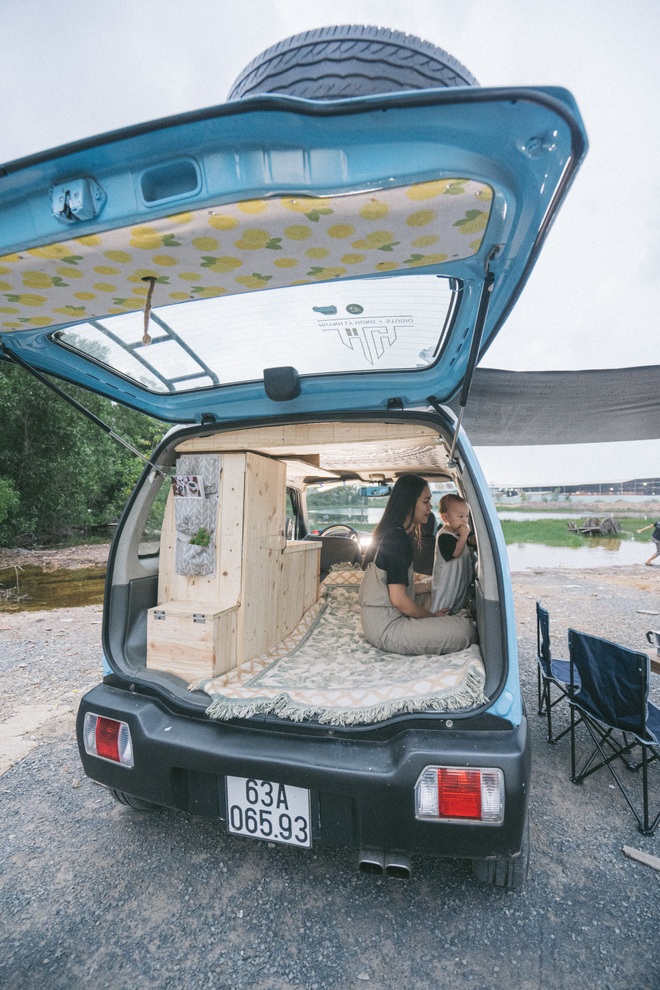 Vietnamese father turns a 90 million dong antique car into a mobile home to take his wife and children to travel - 6