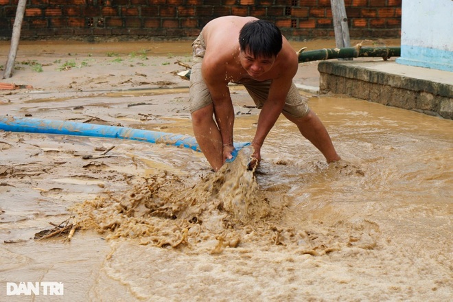 Cận cảnh núi Cấm nổi giận, lũ bùn phủ kín khu dân cư - 8