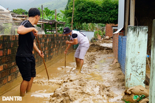 Cận cảnh núi Cấm nổi giận, lũ bùn phủ kín khu dân cư - 6