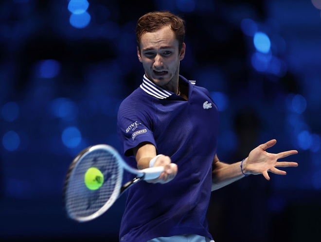 Medvedev giành vé đầu tiên vào bán kết ATP Finals 2021 - 1