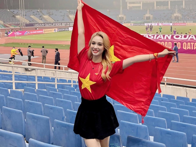 Hot girl đi cổ vũ bóng đá: Đẹp nhưng cần có ý thức phòng dịch bệnh - 5 Hot girl đi cổ vũ bóng đá: Đẹp nhưng cần có ý thức phòng dịch bệnh - 5