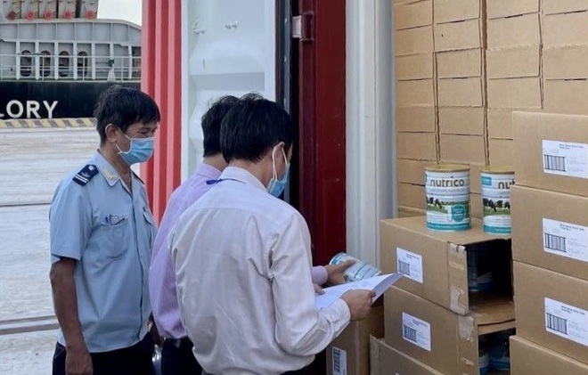 Vụ 22.000 hộp sữa tặng từ Úc tắc gần 1 tháng ở cảng, Hải quan nói gì? - 1 Vụ 22.000 hộp sữa tặng từ Úc tắc gần 1 tháng ở cảng, Hải quan nói gì? - 1