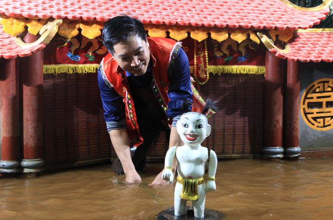 Nghệ sĩ Phan Thanh Liêm cùng sinh viên giữ gìn nghệ thuật múa rối nước - 1