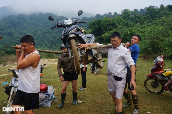 Thầy cô gánh xe máy vượt sông, mang con chữ vào nơi thâm sơn cùng cốc - 6 Thầy cô gánh xe máy vượt sông, mang con chữ vào nơi thâm sơn cùng cốc - 6