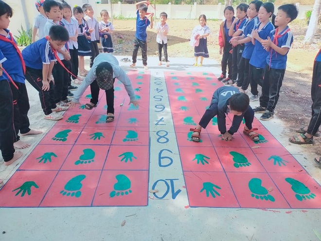 Cô giáo vùng cao miệt mài gánh chữ được vinh danh - 3 Cô giáo vùng cao miệt mài gánh chữ được vinh danh - 3