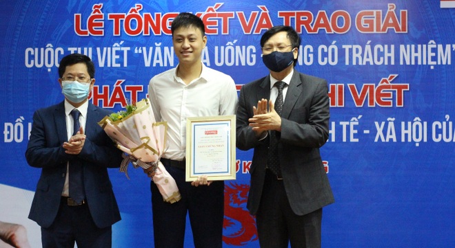 Trao giải cuộc thi viết Văn hóa uống - uống có trách nhiệm - 1 Trao giải cuộc thi viết Văn hóa uống - uống có trách nhiệm - 1
