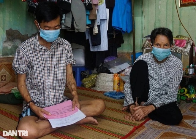 Trao gần 63 triệu đồng tới người mẹ già nhặt ve chai nuôi 2 con bệnh tật - 2 Trao gần 63 triệu đồng tới người mẹ già nhặt ve chai nuôi 2 con bệnh tật - 2
